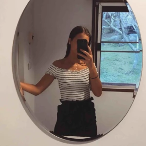  - Jättesöt offshoulder topp💞