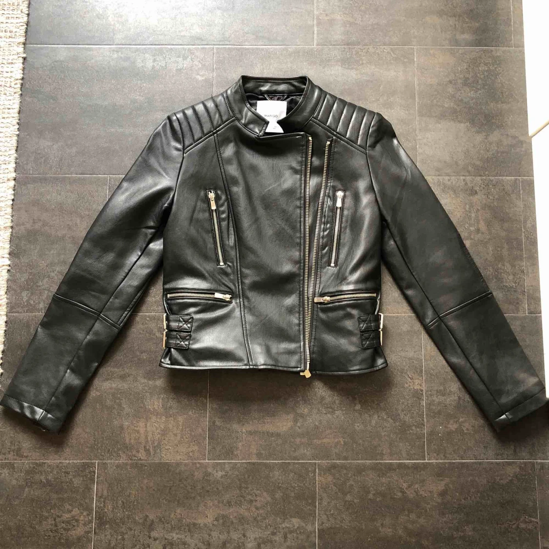 Skinnjacka i fuskskinn från Mango