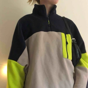  - Knappt använd asball fleece från monki<3 perfekt nu till säsongen🦋💜 med en dragsko längts ned