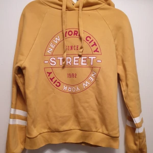  - Hoodie från gina tricot! Storlek XS men jag som har S har använt den. Frakt ingår i priset!