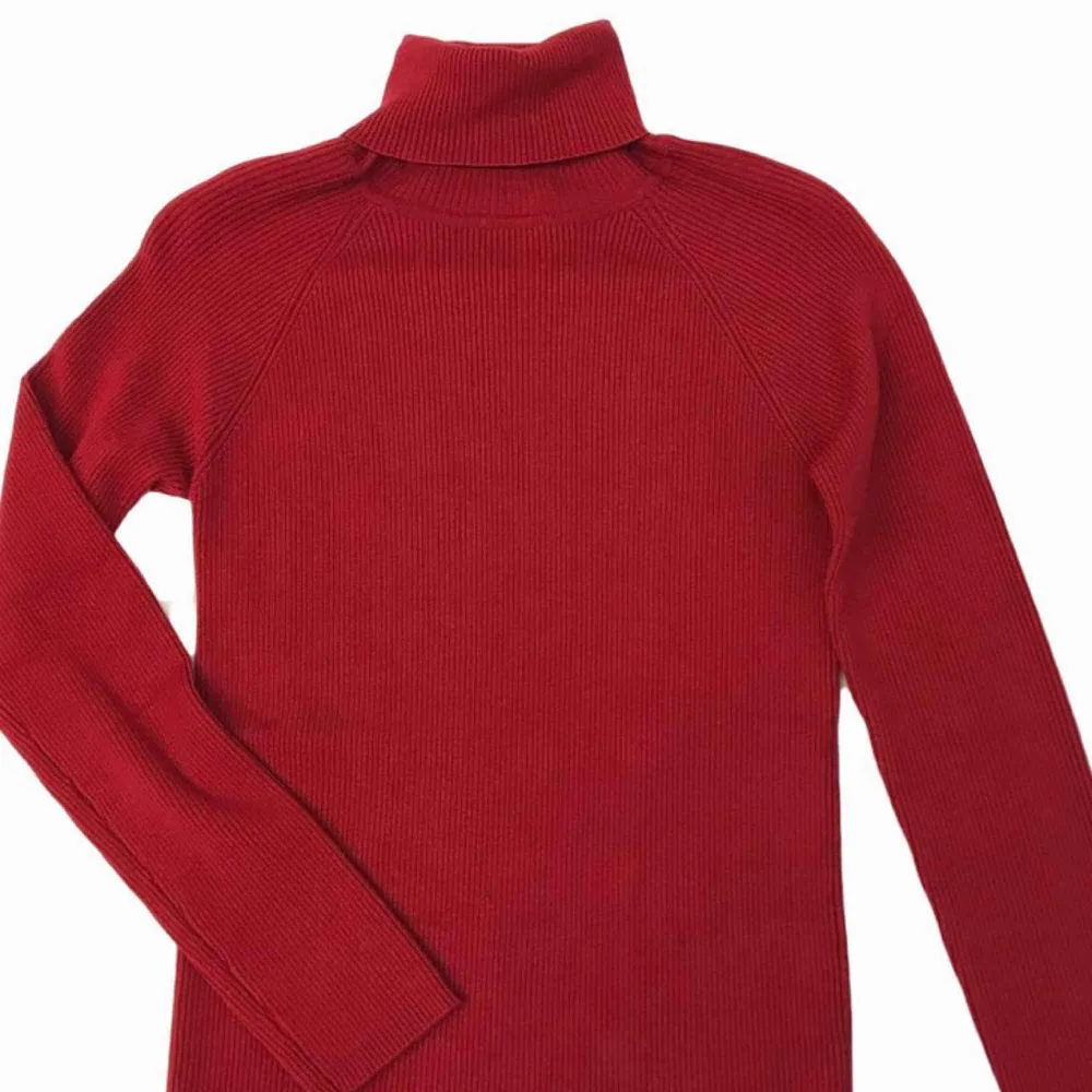 Röd ribbad polo tröja köpt second hand. Frakt på 36kr tillkommer :) . Toppar.