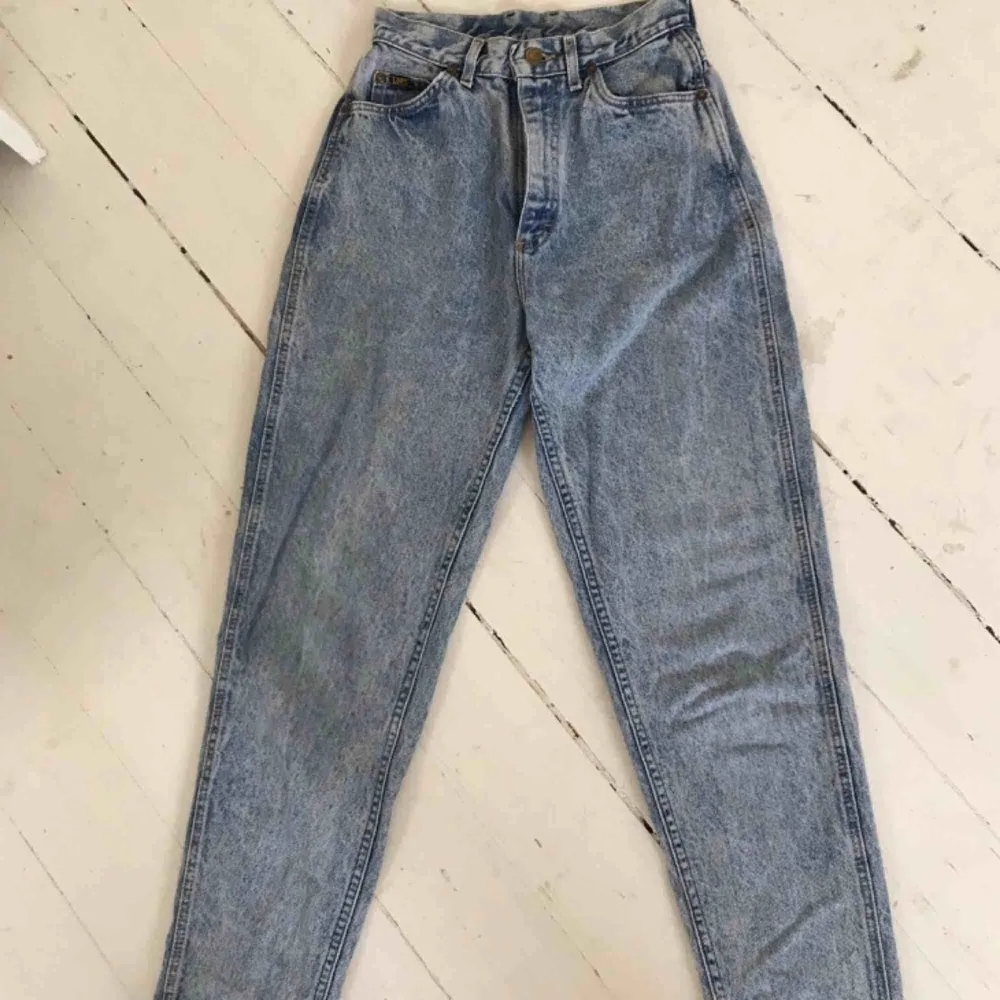 Jag säljer ett par retro ’mom-jeans’ från märket Lee, köpta på beyond retro för ungefär två år sedan. Storlek xs. Köparen står för frakt och betalningen sker via swish.☺️🦋. Jeans & Byxor.