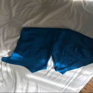  - Body från hm i snygg blå färg, aldrig använd. Strl 34