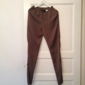 Byxor från Diana Orving. Supersköna. Fin gråbrunfärg. Knappt använda. - Byxor från Diana Orving. Supersköna. Fin gråbrunfärg. Knappt använda.