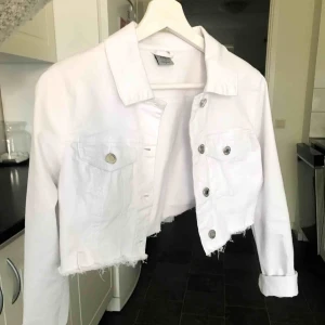  - Storlek S, aldrig använd. Klippt den själv, den går över brösten. 