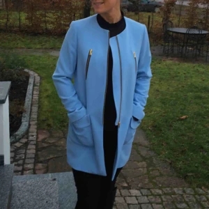  - Skitsnygg jacka från zara. Använd 2 gånger. 