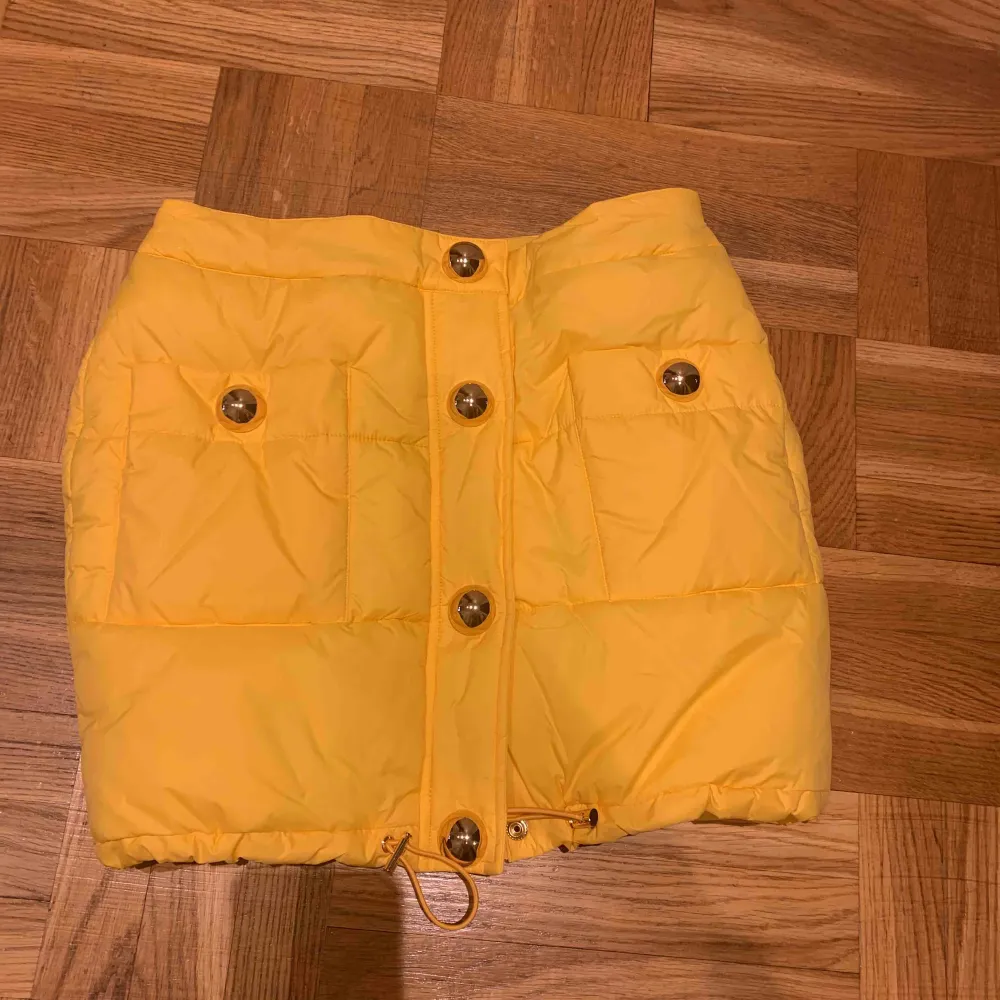 HM x Moschino-kjol, endast testad, säljer då den är för liten för mig.. Kjolar.