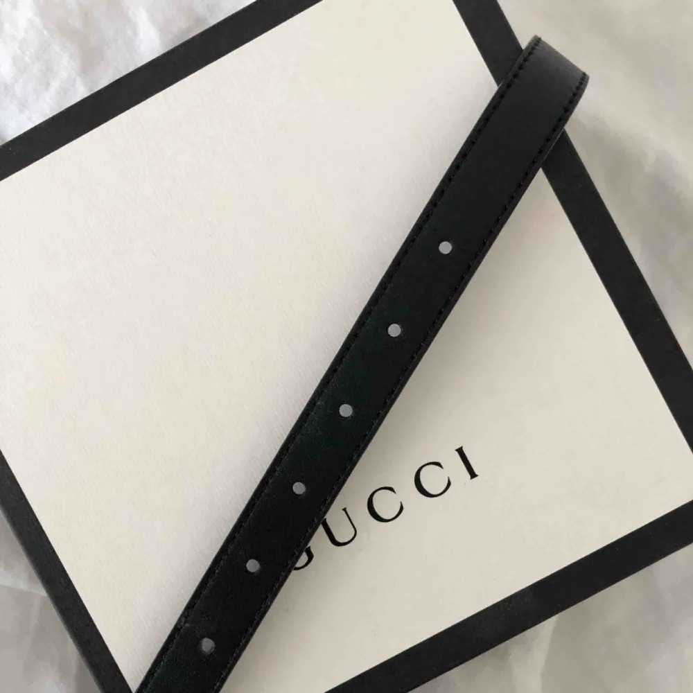 Äkta Gucci bälte strl. 85 kvitto medföljer extra hål gjordes i butik 💙knappt använd💙 köpare står för frakt. Accessoarer.