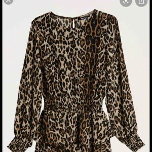  - Storlek 34 , från GinaTricot. Vid intresse , kan ni få bilder på min egna via sms. Bara att skriva i kommentarerna. Inga skador !! Passar både 34/36 ( XS/S ). Finns inga kvar på GinaTricot 😀frakten ingår