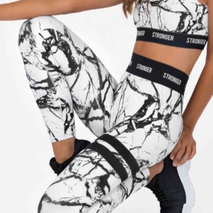  - Säljer mina coola tränings tights från stronger! Äkta och väldigt bra skick då de är nästan helt oanvända. Köpta för 599kr