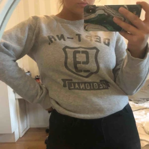  - As snygg vintage liknade tröja  Frakten står köparen för