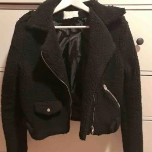  - Jättefin biker jacket i teddy material, perfekt nu till hösten🍂🍁 Står storlek L men skulle mer säga att det är en M. Fina detaljer i silver samt fickor! Köptes på Chiquelle förra hösten 