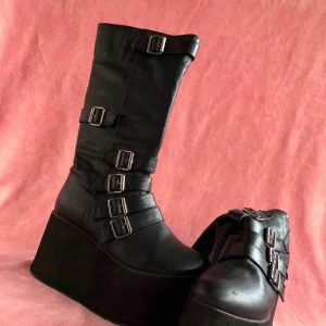  - Feta platåskor.  Lite skavda fram och på remmarna.    Frakt tillkommer på 100kr 💚