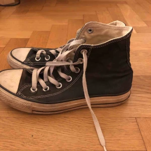  - Svarta höga Converse. Storlek 37. Lite slitningar men i okej skick. Tvätta kanterna av sulan om man önskar ha de kritvita. Skickas mot frakt.