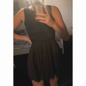  - En jätte söt klänning med under och över kjol. Fin mönstrad upp till också! Jag är 173cm lång och på mig är den väldigt kort. Den är tajt runt brösten också (jag har medel stora/små bröst) 