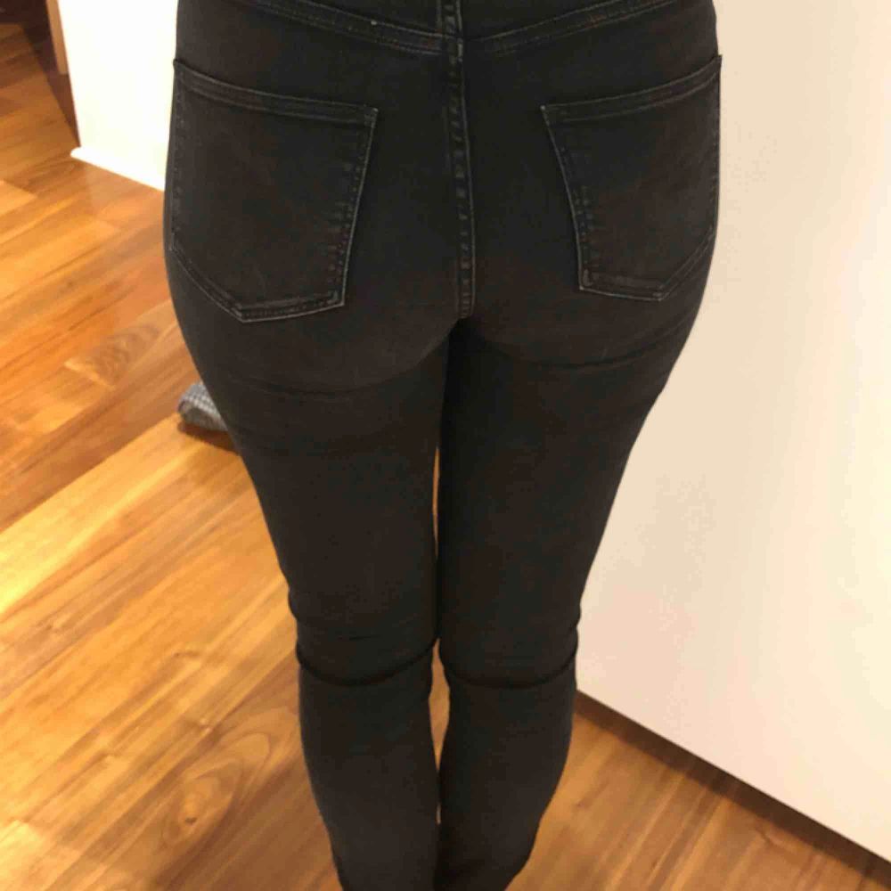 Svarta skinny jeans med hög midja från & other stories. Använda 2-3 ggr. Storlek 26. Jeans & Byxor.