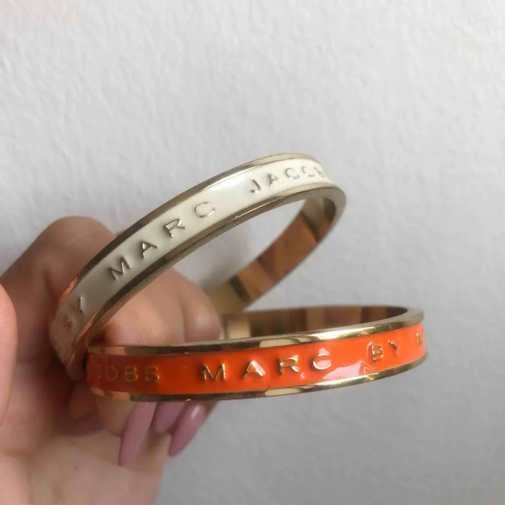 ❌det vita är sålt, endast det orangea kvar❌  Marc Jacobs  Armband. 150kr/st. Kan frakta men står ej för frakten . Accessoarer.