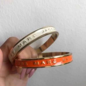 Marc jacobs armband - ❌det vita är sålt, endast det orangea kvar❌  Marc Jacobs  Armband. 150kr/st. Kan frakta men står ej för frakten 