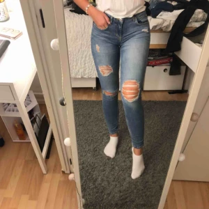  - Snygga lågmidjade jeans med slitningar från Ginatricot. Passar en XS/S. Säljer pga att de är för små😊