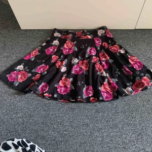  - Jag köpte den här kjolen för 50kr jag säljer den för jag får ingen användning av den den är använt 1 gång. 