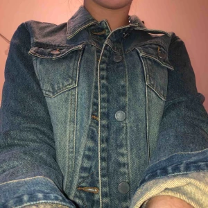  - supersnygg vintageaktig jeansjacka från NYjeans. sitter inte för tight och inte för stort, perfekt passform! 