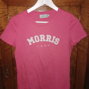  - Rosa morris t-shirt som ny använd max 2 gånger, säljes pga förliten💗 storlek s