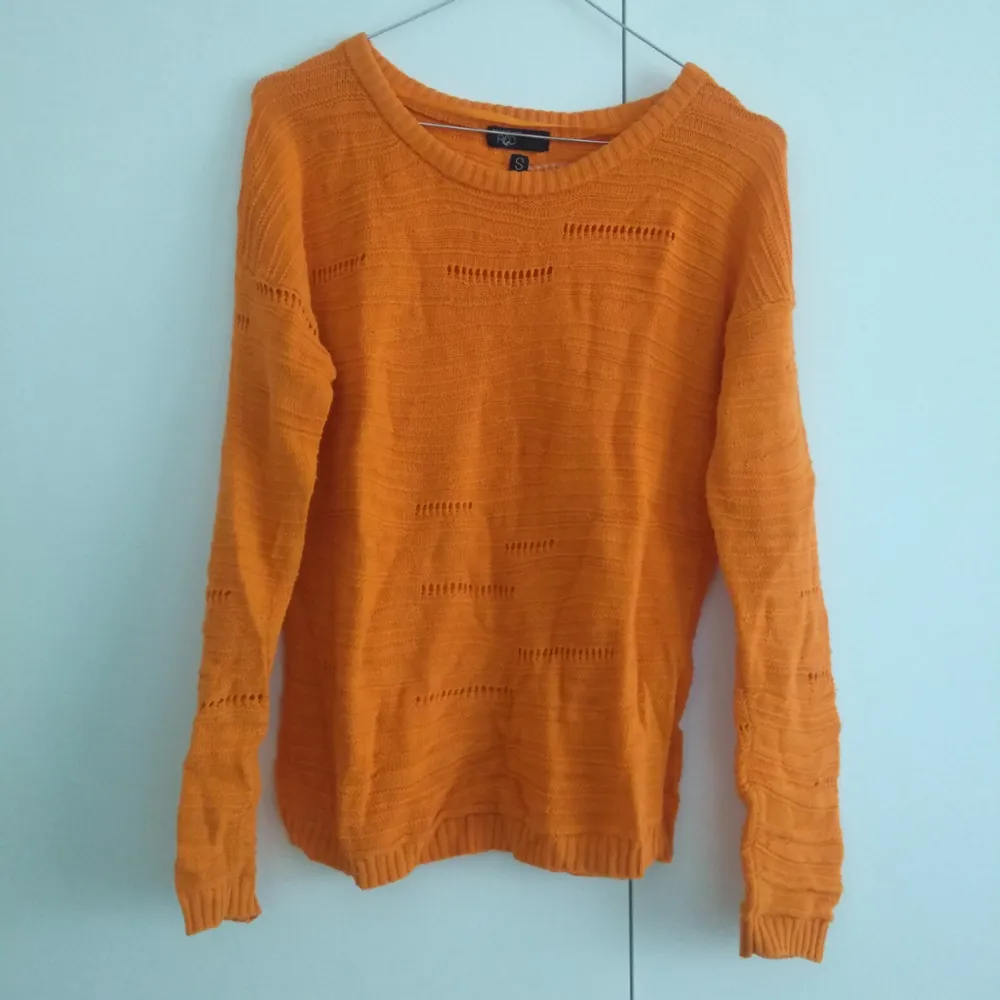 Orange tunt virkad tröja från Carlings. Tröjor & Koftor.