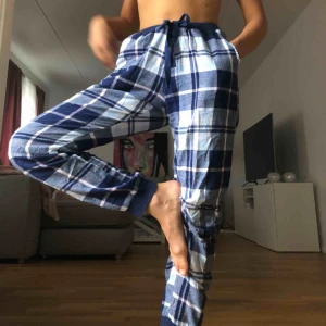  - väldigt mysiga pyjamas byxor men används aldrig. ska flytta den 1/9 så allt som inte blir sålt kommer doneras bort. kom gärna med egna priser eller paketpris. köpen står för frakt om inget annat sägs. 