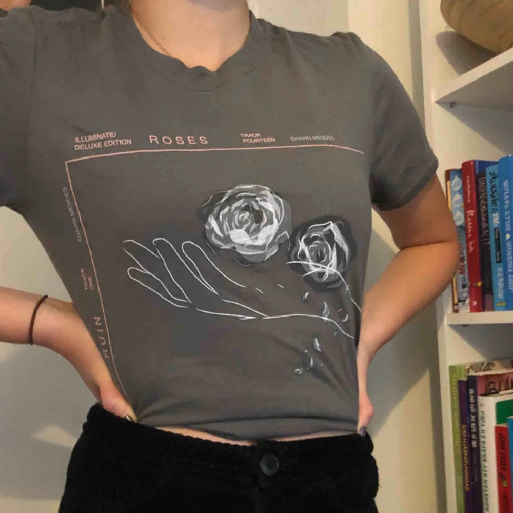 Shawn Mendes t-shirt köpt på hans konsert för 2 år sedan men är använd endast en gång. Köparen står för frakt💋. T-shirts.