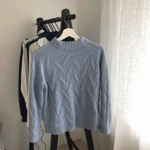  - Ljusblå stickad tröja från Mango.