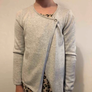  - En kofta för barn mellan 8-10 väldigt fin och använd väldigt lite