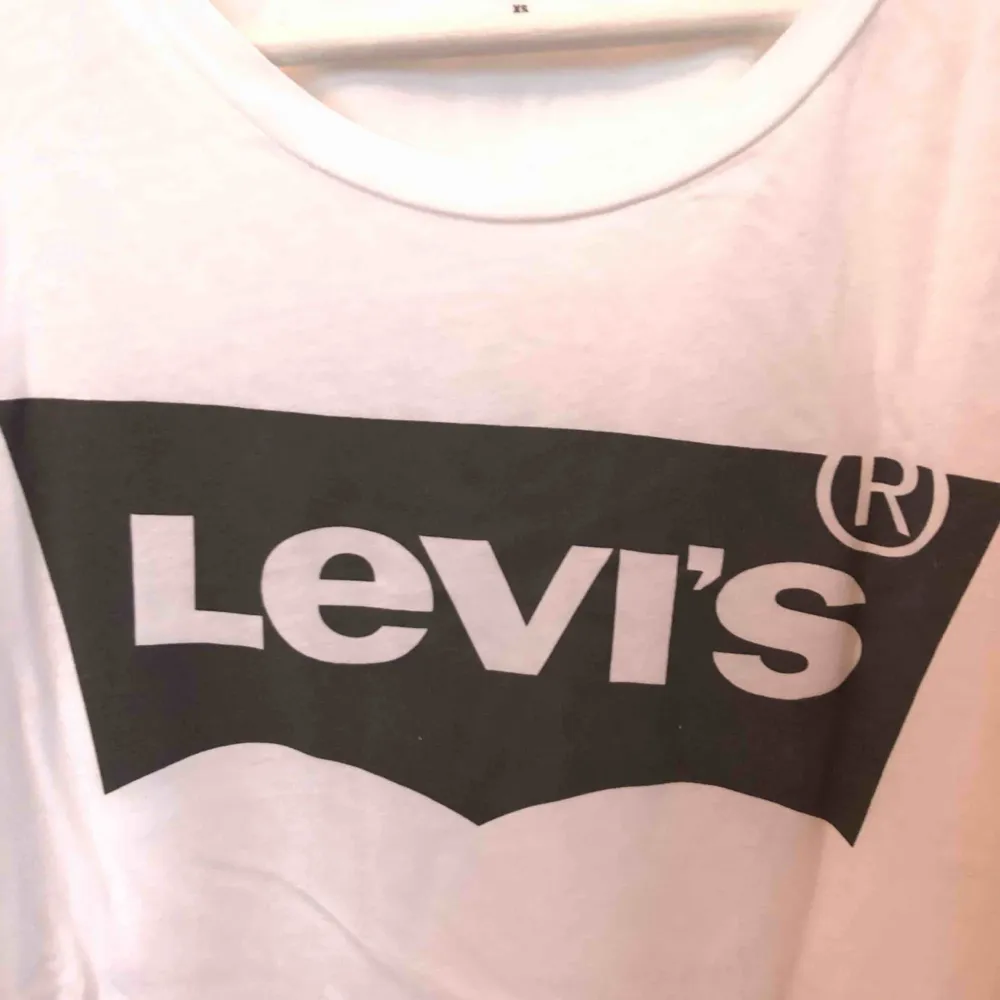 Säljer denna klassiska vita T-shirt med grå logga från Levi’s. Storlek XS.. T-shirts.