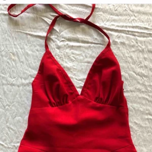  - Världens finaste vintage klänning!❤️ Den är kort och har band i ryggen man kan anpassa och knyta hur man vill. Köpt här på plick men passar tyvärr inte mig