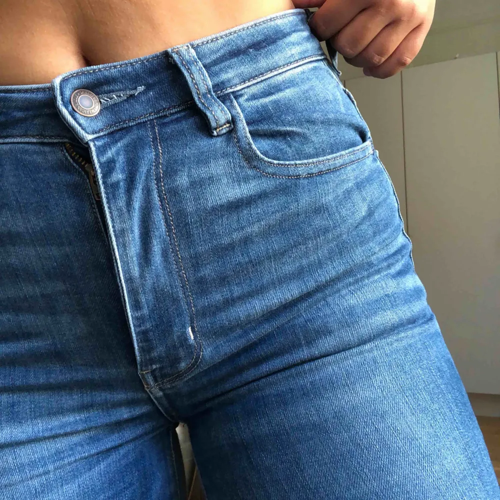 Otroligt mjuka jeans som är mer åt ”jegging” hållet. Varsamt använda. Köpt från nätet på american eagle för 700kr. . Jeans & Byxor.