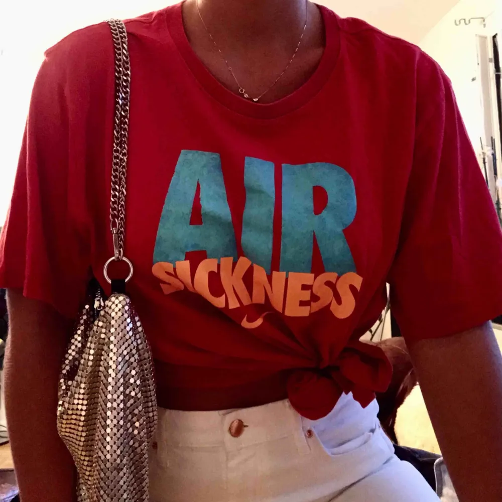 Cool oversized Nike T-shirt med texten ”Air sickness” (sitter bra på mig som vanligtvis bär S) 🖤✨ Postar gärna men möts även upp i Malmö :) OBS priset är inklusive frakt!!. T-shirts.