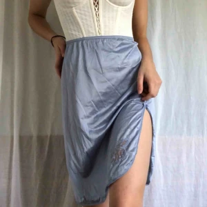  - Blå underkjol med slits kantad med spetsdetaljer! Bedömer den som M men passar säkert S-L då det är resår. Köpare står för frakt, se min profil för prisinfo!