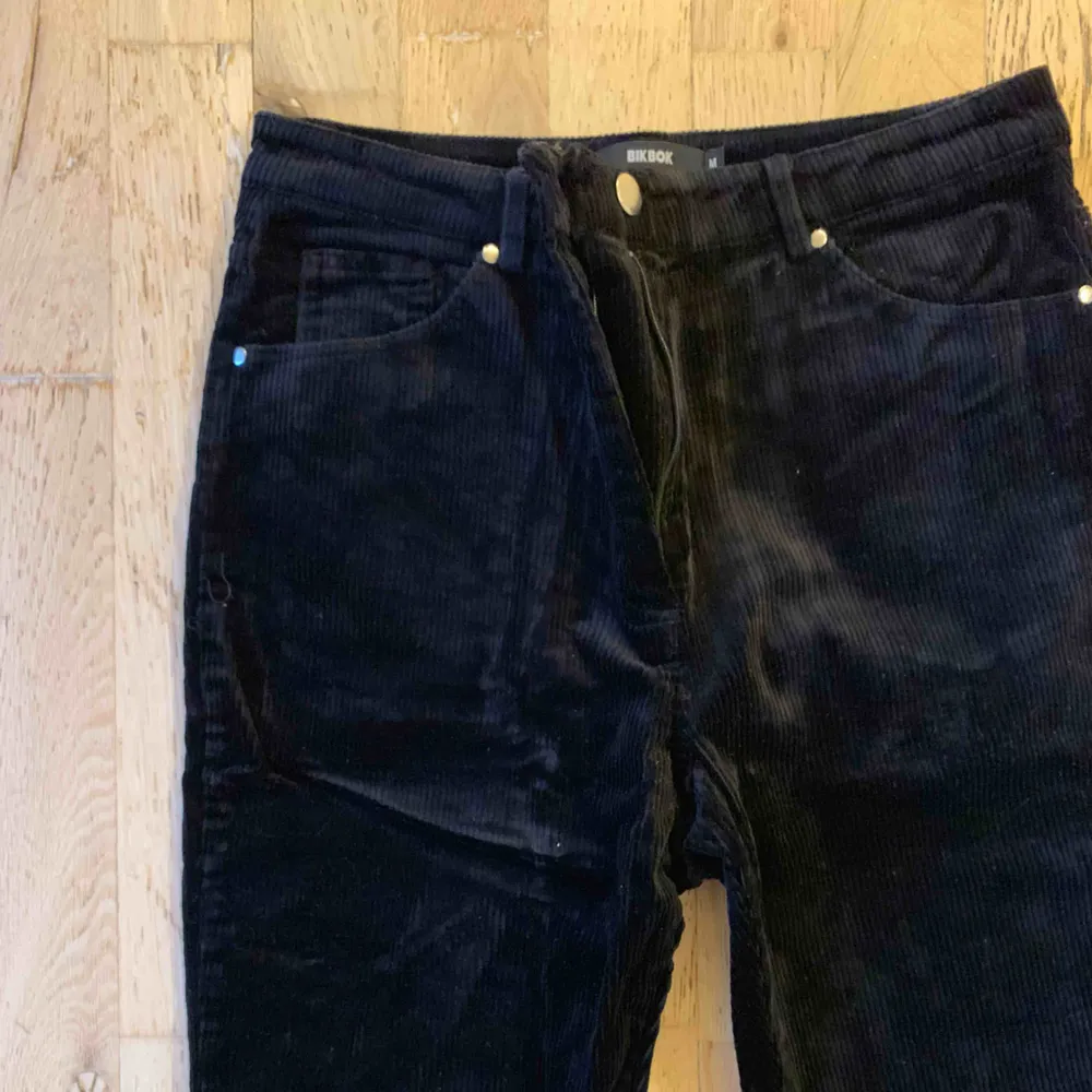 Svarta Manchester byxor från BikBok.  Använda en gång så som nya!  Jättesköna i materialet.  Passar en small - medium. . Jeans & Byxor.
