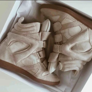 Isabel marant sneakers  - Isabel marant skor använt 2-3 gånger Men syns att dom är använda    Nypris 4399:-  Storlek 39 men skulle säga att de passar en 38.  Dustbag och låda finns. 