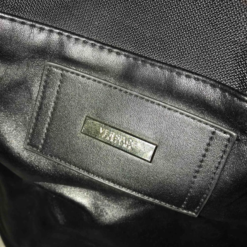 Versace drawstring duffle bag/pouch med brett axelband, inköpt från Humana. Den är i jättefint second hand skick 💥 ficka med dragkedja inuti, har fler bilder att skicka vid intresse!. Väskor.