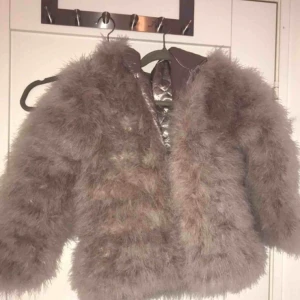  - Jättemysig pälsjacka från Dennis maglic- Storlek S, Köpt för 1000kr och endast använd 1 enstaka gång, köparen står för frakten men kan också mötas upp i Göteborg💕