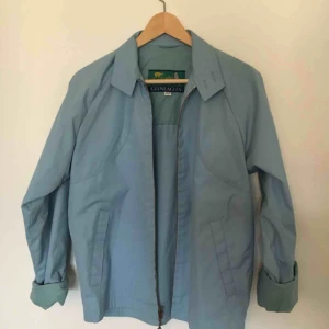  - Ljusblå, tunn jacka köpt second hand i bra skick! Kan mötas i Uppsala eller skicka mot fraktavgift