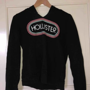 Hollister hoodie - Hoodie från Hollister, aldrig använd och storlek S men passar M