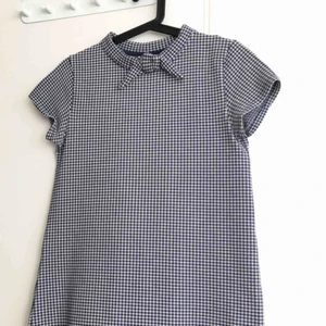  - Supersöt klänning i strl 164/ XS.  Aldrig använd. Köpt på ZARA. 