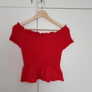  - Röd off shoulder top.  Använd en kväll