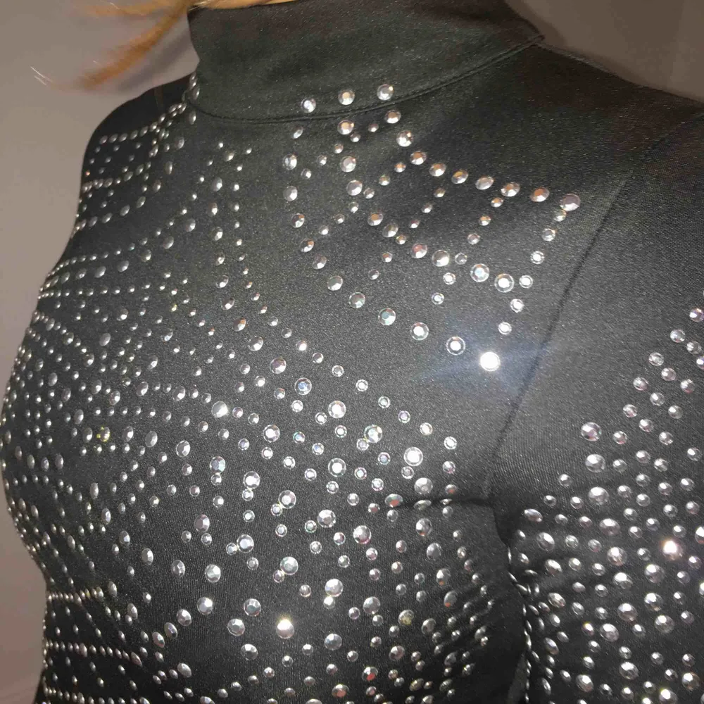 Skiiiitsnygg klänning från Dennis Maglic. Tajt i väldigt stretchigt material med glittriga paljetter, endast använd 1 gång. Köpt för 1000 kr. Klänningar.