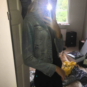  - Mellanblå jeansjacka från Lindex, snyggt solblekt. Använd en höst ca så i jättefint skick, köpt för några år sen. Nypris ca 500 