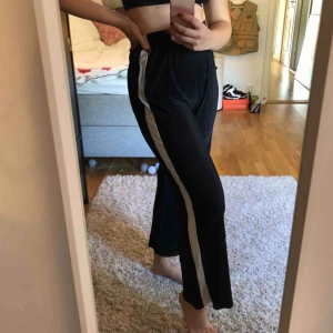  - Skönaste stretchigaste byxorna. Plisserade med vita ränder längs benen. 