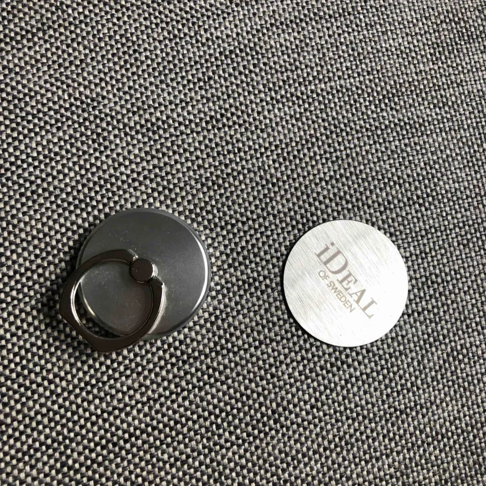 Ring mount från Ideal Of Sweden, silver. Aldrig använd, klister är kvar på själva magneten. 45kr + 12kr i frakt ✉️. Accessoarer.