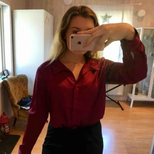  - Skjorta i glansigt tyg från Rut & Cirkel ✨ söndrig vid knappen som man knäpper vid nacken och slitningar i en söm baktill .