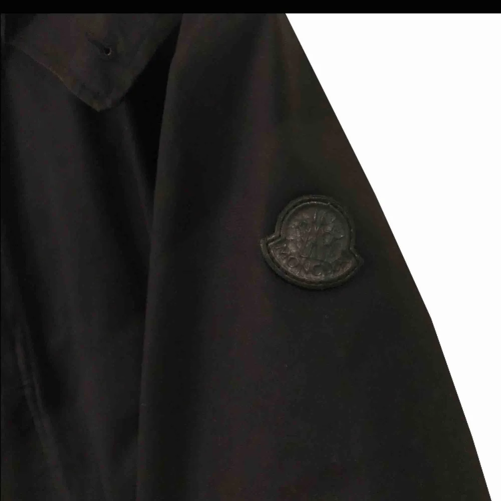 Moncler Raincoat med avtagbar luva Skicket är 7/10  Size 3 Vilket motsvarar Medium tror jag. Jackor.